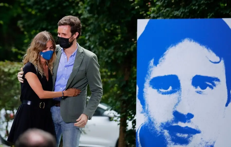 La presidenta de Nuevas Generaciones del PP (NNGG), Beatriz Fanjul (i), y el presidente del PP, Pablo Casado (d), durante la clausura de la Escuela de Verano Miguel &Aacute;ngel Blanco, a 11 de julio de 2021, en Ermua, Euskadi (Espa&ntilde;a).