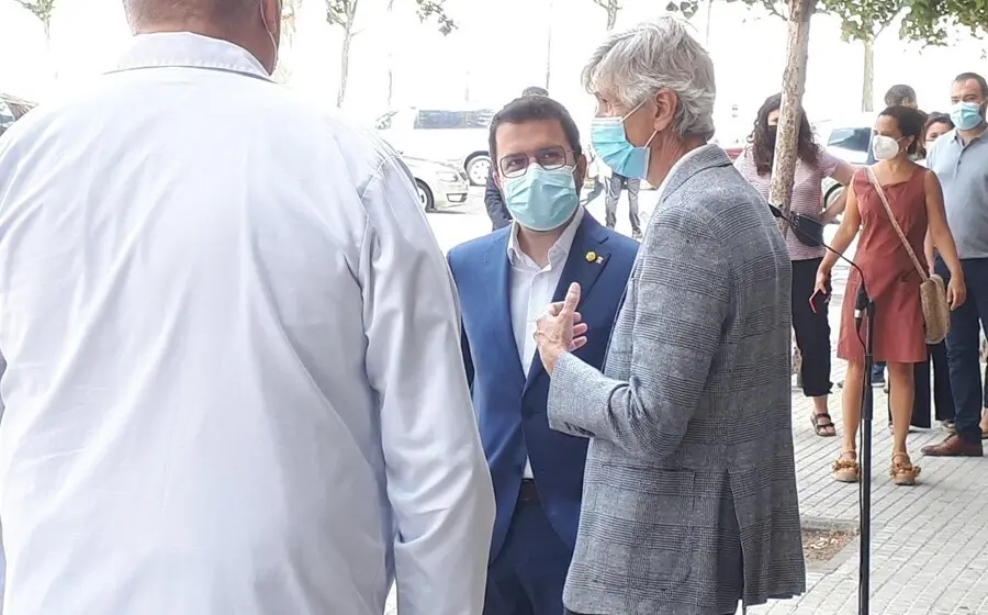El presidente de la Generalitat, Pere Aragon&egrave;s, conversa con el conseller de Salud, Josep Maria Argimon, y sanitarios del Hospital de Bellvitge tras la rueda de prensa.