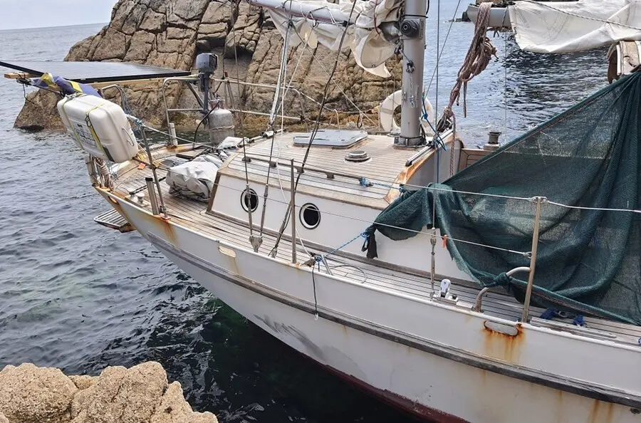 Velero hallado abandonado y trasladado por Salvamento Mar&iacute;timo a Viveiro (Lugo)