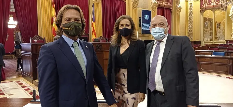 Los tres diputados del grupo parlamentario Vox-Act&uacute;a Baleares, en el Parlament.