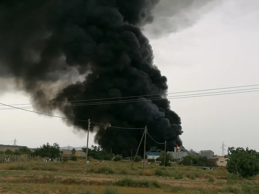Incendio en una f&aacute;brica de cauchos en Sant Vicent del Raspeig (Alicante)