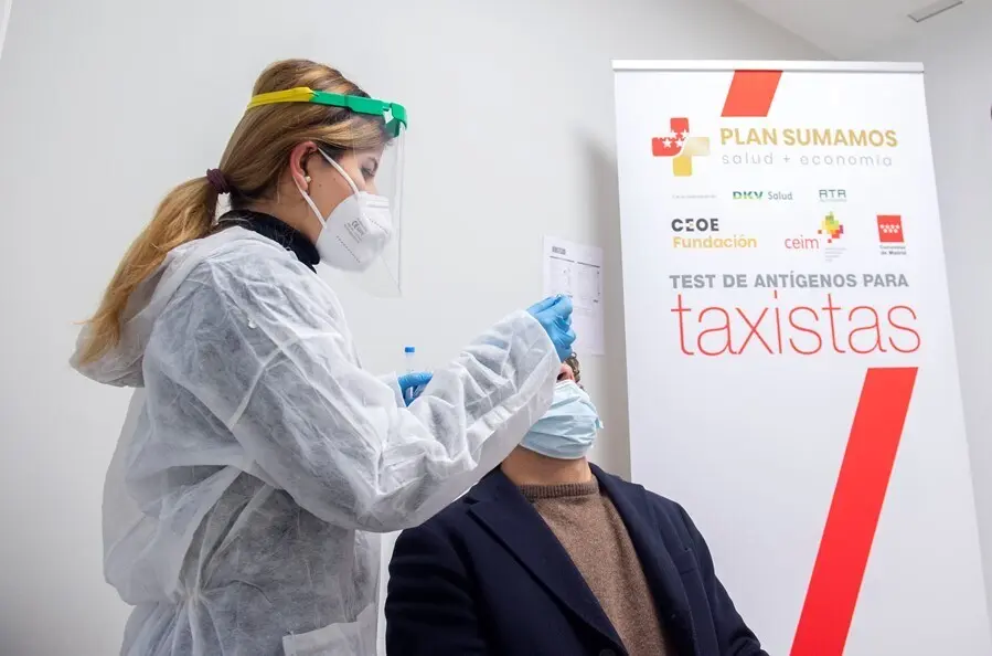 Archivo - Una trabajadora sanitaria realiza un test de ant&iacute;genos