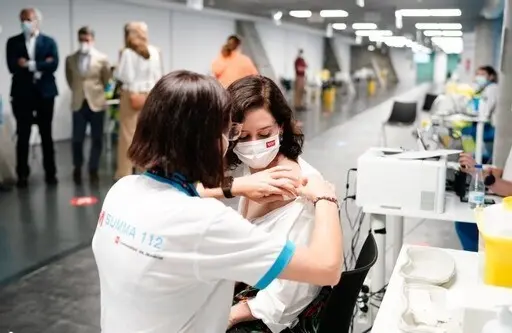 La presidenta de la Comunidad de Madrid, Isabel D&iacute;az Ayuso, recibe la vacuna de Pfizer en el Wizink Center