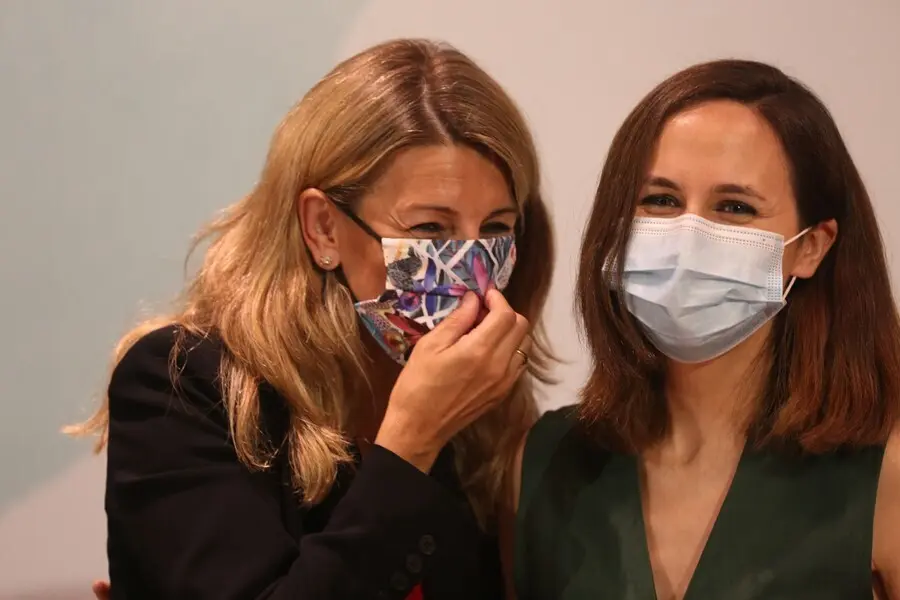 La vicepresidenta segunda del Gobierno, Yolanda D&iacute;az, y la ministra de Derechos Sociales y Agenda 2030, Ione Belarra.