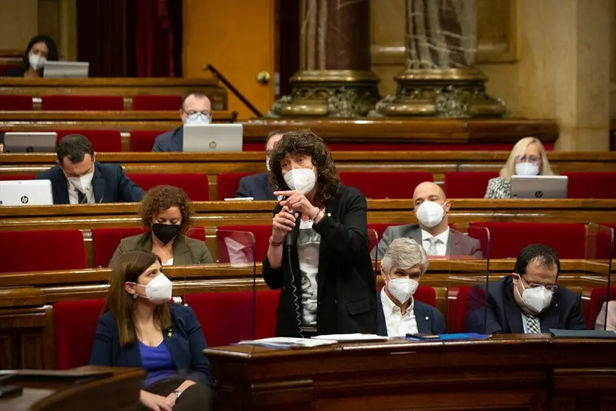 Archivo - La consellera de Acci&oacute;n Clim&aacute;tica, Alimentaci&oacute;n y Agenda Rural de la Generalitat, Teresa Jord&agrave;, en el Parlament, en una imagen de archivo