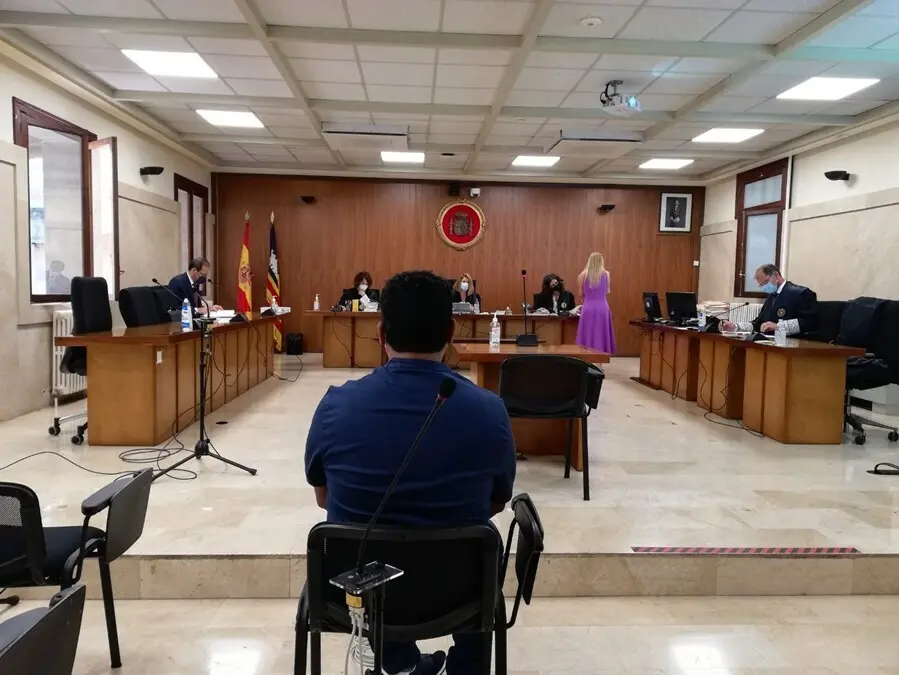 El acusado de abusos sexuales a su sobrina, sentado para el juicio en la Audiencia Provincial, este lunes 12 de julio de 2021.
