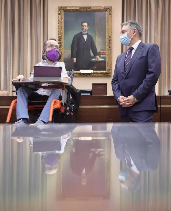 El portavoz de Unidas Podemos en el Congreso, Pablo Echenique (i) y el secretario de Estado de Agenda 2030, Enrique Santiago (d), en una reuni&oacute;n con representantes de CONPYMES, en la sala Sagasta del Congreso, a 7 de julio de 2021, en Madrid.