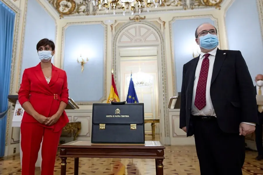 La ministra Pol&iacute;tica Territorial y Funci&oacute;n P&uacute;blica, Isabel Rodr&iacute;guez, con la cartera ministerial de su predecesor, Miquel Iceta, en el Ministerio de Pol&iacute;tica Territorial, a 12 de julio de 2021, en Madrid (Espa&ntilde;a). El traspaso de carteras se efect&uacute;a despu&eacute;