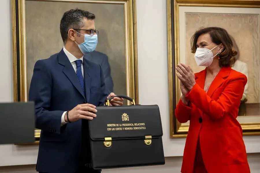 La hasta hoy vicepresidenta primera y ministra de la Presidencia, Relaciones con las Cortes y Memoria Democr&aacute;tica, Carmen Calvo, entrega su cartera ministerial a F&eacute;lix Bola&ntilde;os, que a partir de hoy ejercer&aacute; como ministro de la Presidencia, en la sede minis