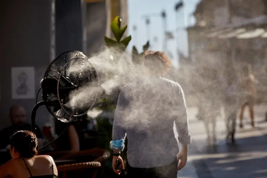 Un hombre camina al lado de un difusor de vapor de agua de un restaurante de la calle Alcal&aacute;, a 2 de julio de 2021, en Madrid, (Espa&ntilde;a). 