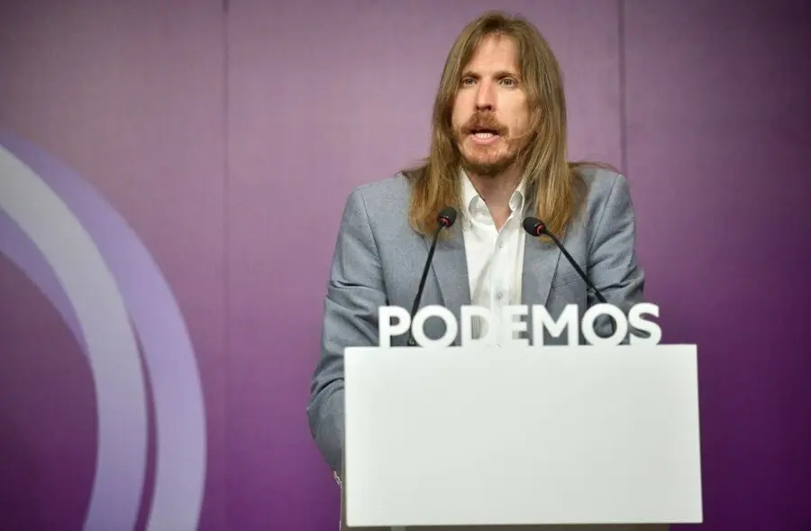 El coportavoz estatal de Podemos, Pablo Fern&aacute;ndez, atiende a los medios de comunicaci&oacute;n en la sede central del partido en Madrid.
