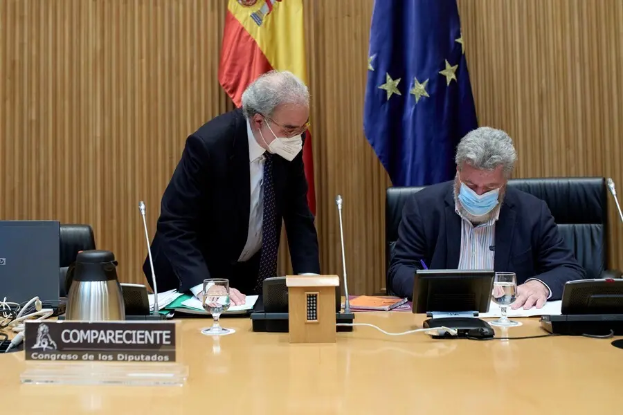 Archivo - El presidente del Consejo de Seguridad Nuclear (CSN), Jos&eacute; Mar&iacute;a Serena i Sender (i), conversa a su llegada a la Comisi&oacute;n para la Transici&oacute;n Ecol&oacute;gica y Reto Demogr&aacute;fico, en el Congreso de los Diputados, a 12 de abril de 2021, en Madrid (Espa&ntilde;a)