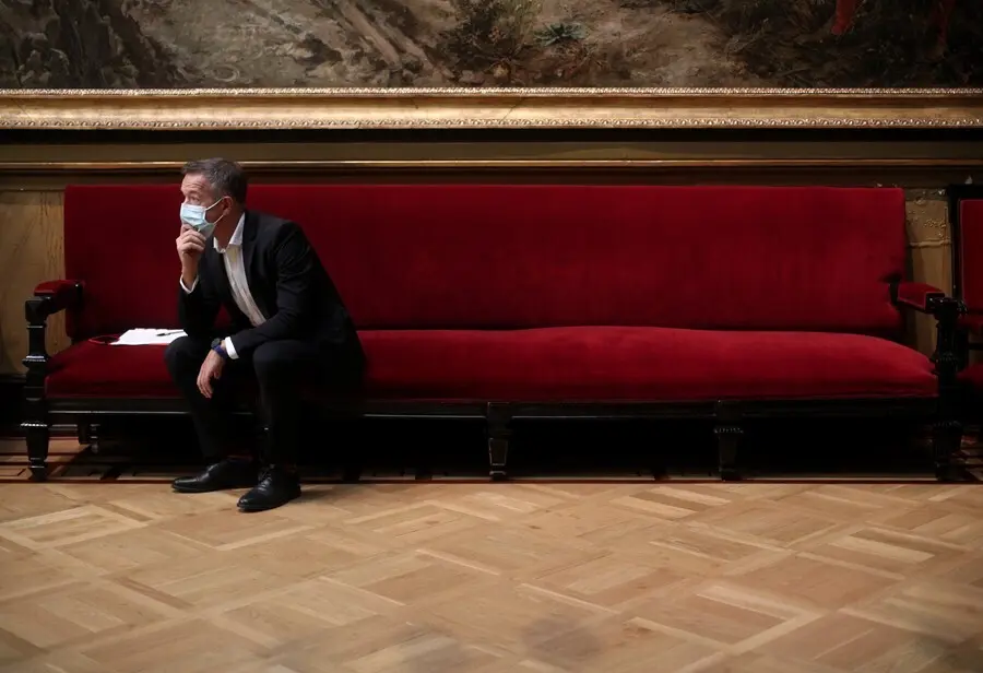 Archivo - El portavoz del Grupo Socialista en el Senado, Ander Gil, espera sentado en un sill&oacute;n momentos antes de ofrecer una rueda de prensa tras la Junta de Portavoces en la C&aacute;mara Alta, en el Sal&oacute;n de los Pasos Perdidos, en Madrid (Espa&ntilde;a) a 22 de sept