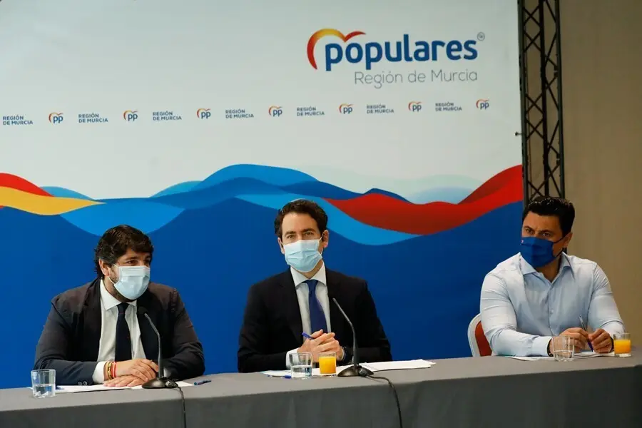 (I-D) El presidente del Partido Popular de la Regi&oacute;n de Murcia, Fernando L&oacute;pez Miras, el secretario general del Partido Popular, Teodoro Garc&iacute;a Egea y el secretario general del PP de Murcia, Jos&eacute; Miguel Luengo, en un desayuno informativo del PP
