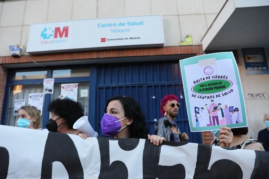 Protestas a las puertas del centro de salud Villaamil en el distrito de Tetu&aacute;n tras el anuncio de su cierre, a 29 de junio de 2021, en Madrid, (Espa&ntilde;a).