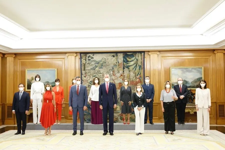 El presidente del Gobierno, Pedro S&aacute;nchez, y el rey Felipe VI posan con los doce ministros y vicepresidentas que han prometido sus cargos en el Palacio de la Zarzuela.