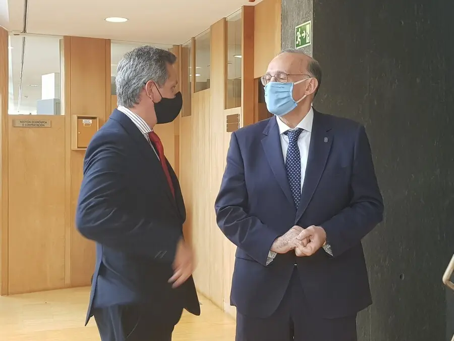 El delegado del Gobierno, Jos&eacute; Mi&ntilde;ones, y el rector de la Universidade de Vigo, Manuel Reigosa, conversan antes de mantener una reuni&oacute;n