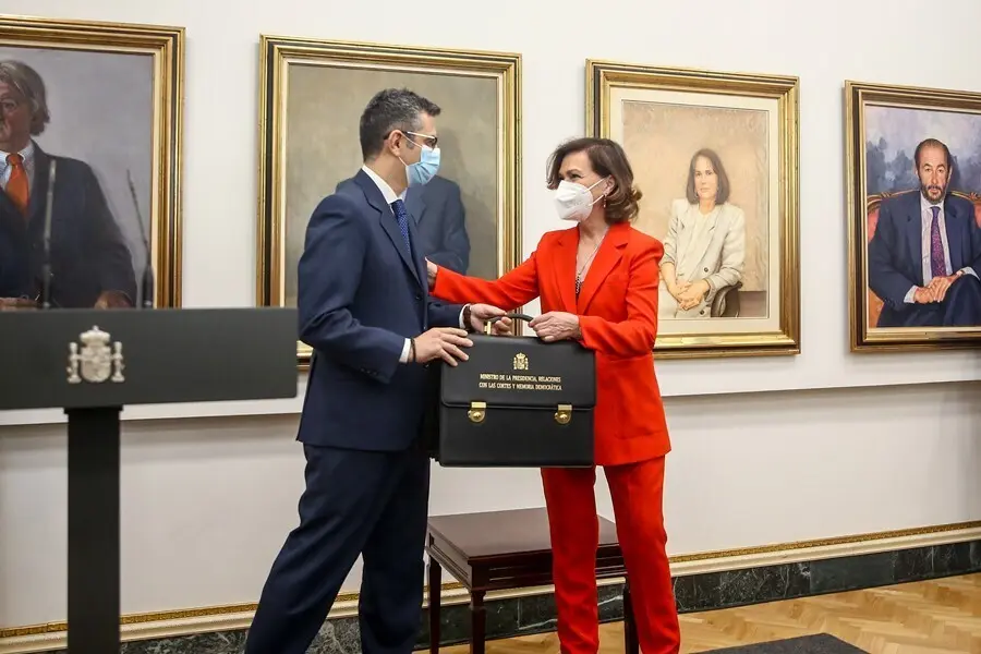 La hasta hoy vicepresidenta primera y ministra de la Presidencia, Relaciones con las Cortes y Memoria Democr&aacute;tica, Carmen Calvo, entrega su cartera ministerial a F&eacute;lix Bola&ntilde;os, que a partir de hoy ejercer&aacute; como ministro de la Presidencia, en la sede minis