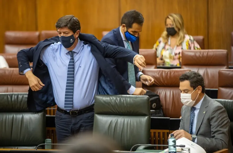 El presidente de la Junta de Andaluc&iacute;a, Juanma Moreno (d), junto al vicepresidente, Juan Mar&iacute;n (i), en una foto de archivo en el Parlamento andaluz.