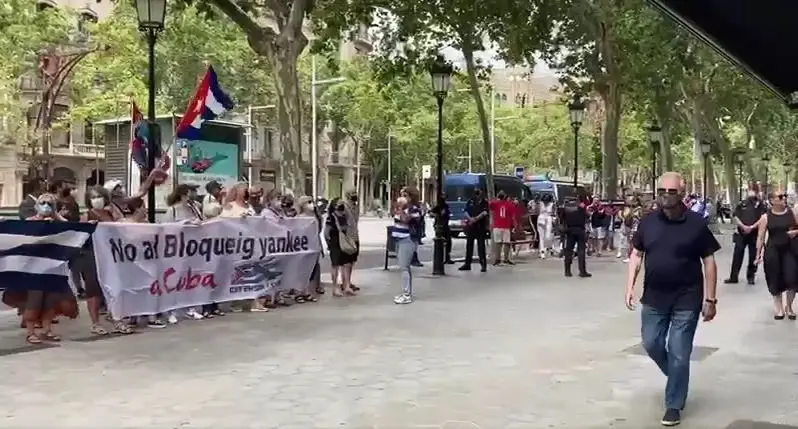 Manifestantes pro y anti r&eacute;gimen cubano se concentran ante el Consulado de Barcelona.