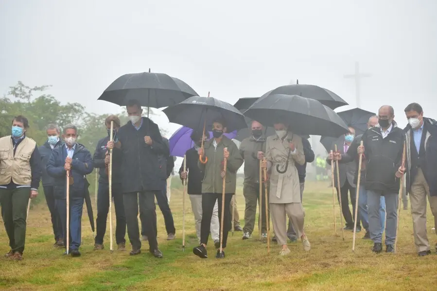 Los Reyes, don Felipe y do&ntilde;a Letizia, caminan por el alto de Iba&ntilde;eta, camino de Roncesvalles, junto con la presidenta del Gobierno de Navarra, Mar&iacute;a Chivite, dentro de un acto de conmemoraci&oacute;n del A&ntilde;o Jacobeo del Camino de Ssantiago, a 12 de julio de 2021