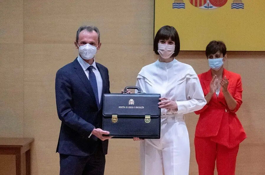 Archivo - La nueva ministra de Ciencia e Innovaci&oacute;n, Diana Morant, recibe la cartera ministerial de manos de su predecesor, Pedro Duque, en el sal&oacute;n de actos del Ministerio de Ciencia e Innovaci&oacute;n, a 12 de julio de 2021, en Madrid (Espa&ntilde;a). El traspaso de