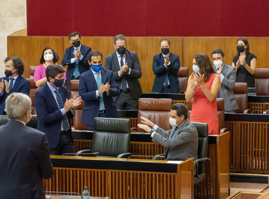 El presidente de la Junta de Andaluc&iacute;a, Juanma Moreno, aplaudido por su grupo despu&eacute;s de comparecer a petici&oacute;n propia para informar sobre la situaci&oacute;n de Andaluc&iacute;a, a 07 de julio del 2021 en Sevilla (Andaluc&iacute;a)