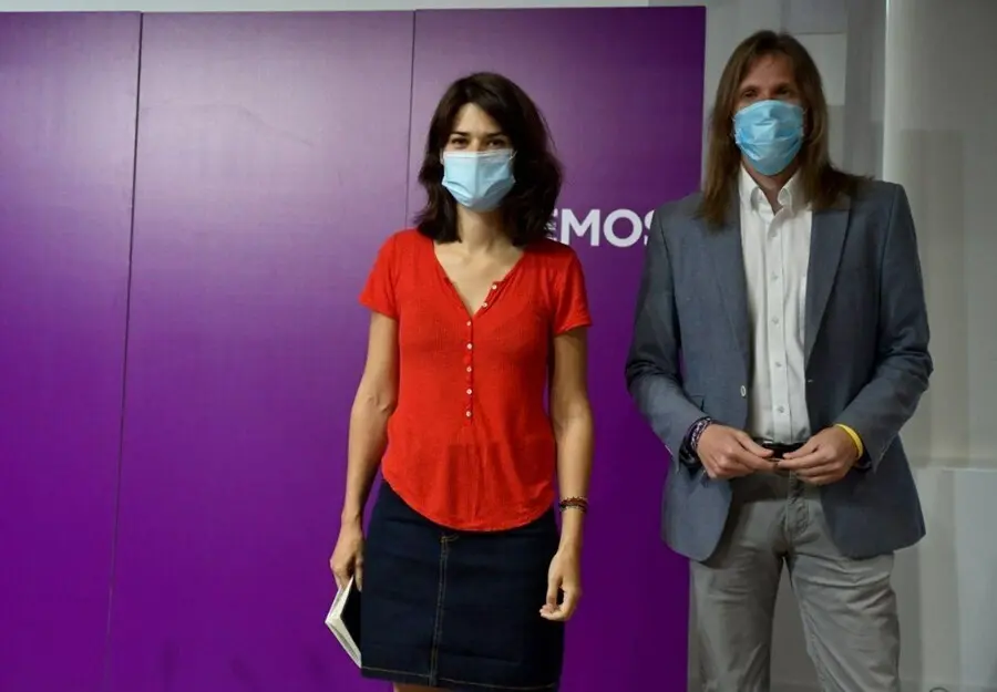 Los coportavoces de Podemos, Isa Serra y Pablo Fern&aacute;ndez, en rueda de prensa en la sede de la formaci&oacute;n.