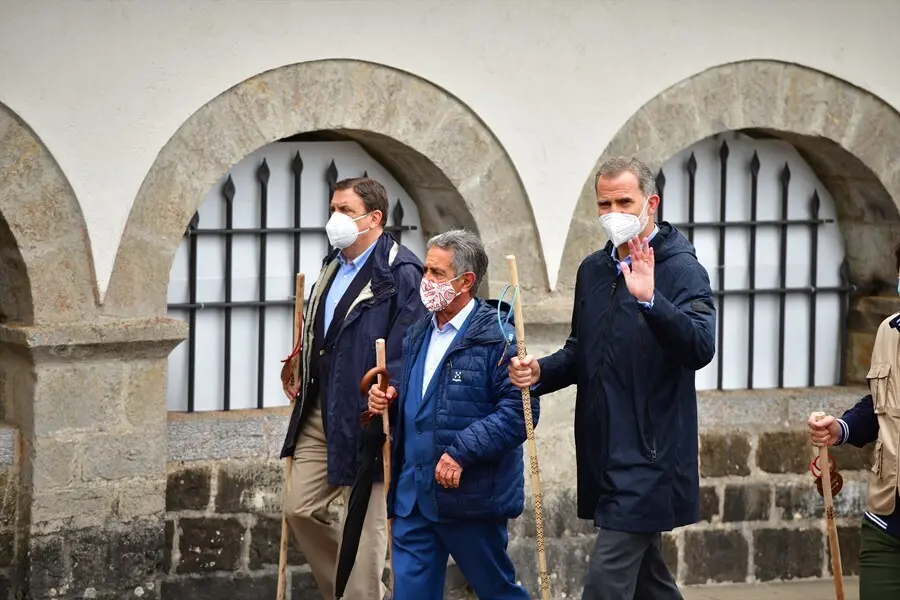 El Rey Felipe VI (1d), saluda a los medios de comunicaci&oacute;n durante la ceremonia de apertura del A&ntilde;o Jacobeo 2021-2022, en Roncesvalles