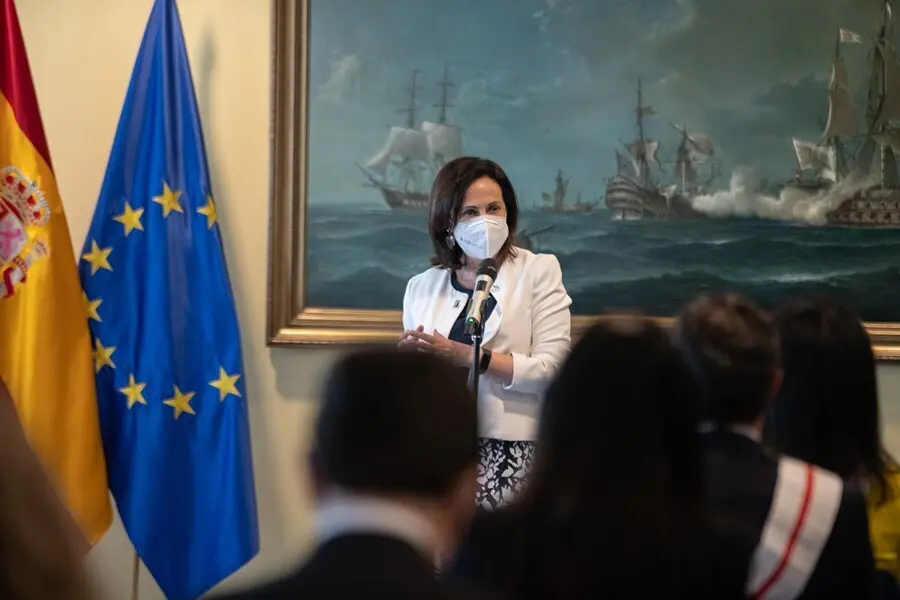 La ministra de Defensa, Margarita Robles, en el acto de imposici&oacute;n de Grandes Cruces de M&eacute;rito Militar