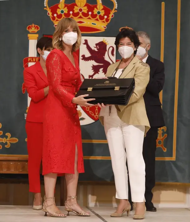 La nueva ministra de Educaci&oacute;n y Formaci&oacute;n Profesional, Pilar Alegr&iacute;a, recibe la cartera ministerial de su predecesora, Isabel Cela&aacute;, en la sede del MEFP, a 12 de julio de 2021, en Madrid (Espa&ntilde;a). El traspaso de carteras se efect&uacute;a despu&eacute;s de que la nuev