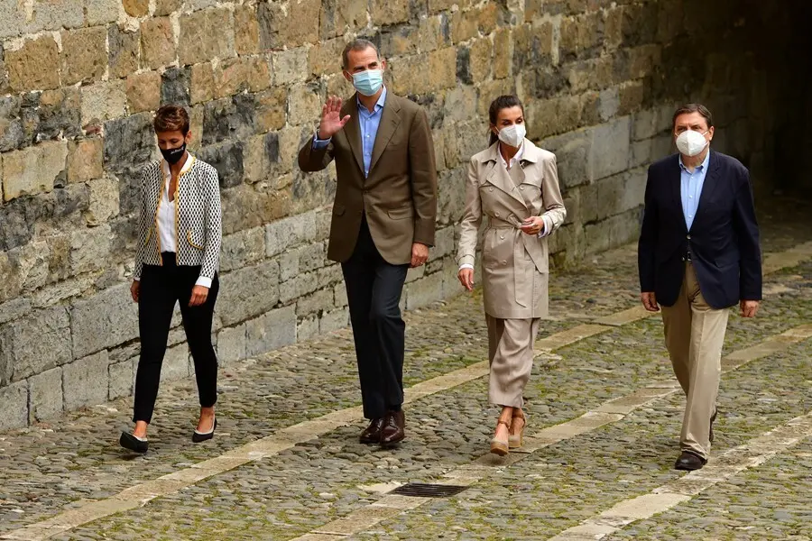 (I-D) La presidenta del Gobierno de Navarra, Mar&iacute;a Chivite; el Rey Felipe VI; la reina Letizia y el ministro de Agricultura, Pesca y Alimentaci&oacute;n, Luis Planas, a su llegada a la ceremonia de apertura del A&ntilde;o Jacobeo 2021-2022, en Roncesvalles