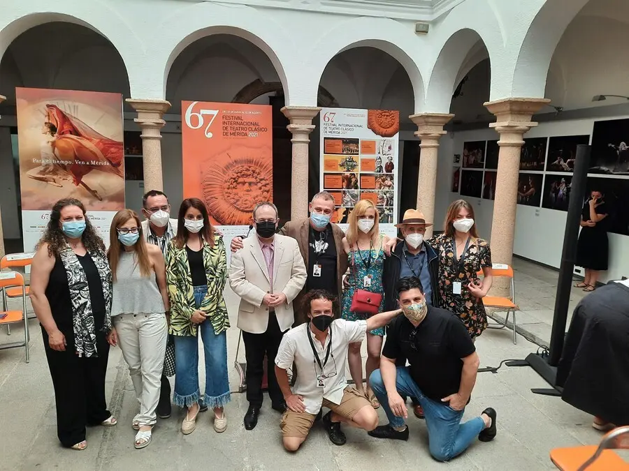 Elenco de actores y autoridades en la presentaci&oacute;n de la obra "Mercado de amores" del 67&ordm; Festival de M&eacute;rida