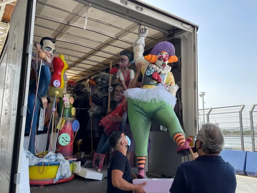 Llegada de los primeros 'ninots' a la Exposici&oacute;n del Ninot 2021 este lunes