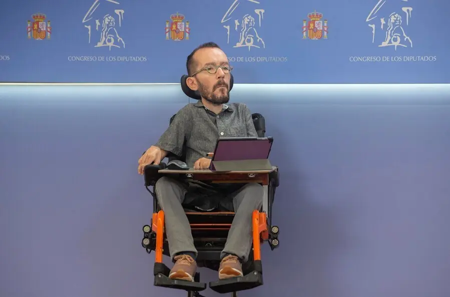 El portavoz de Unidas Podemos en el Congreso, Pablo Echenique, interviene en una rueda de prensa en el Congreso de los Diputados, a 1 de julio de 2021, en Madrid (Espa&ntilde;a). Durante su comparecencia han anunciado que Unidas Podemos va a promover la derogaci