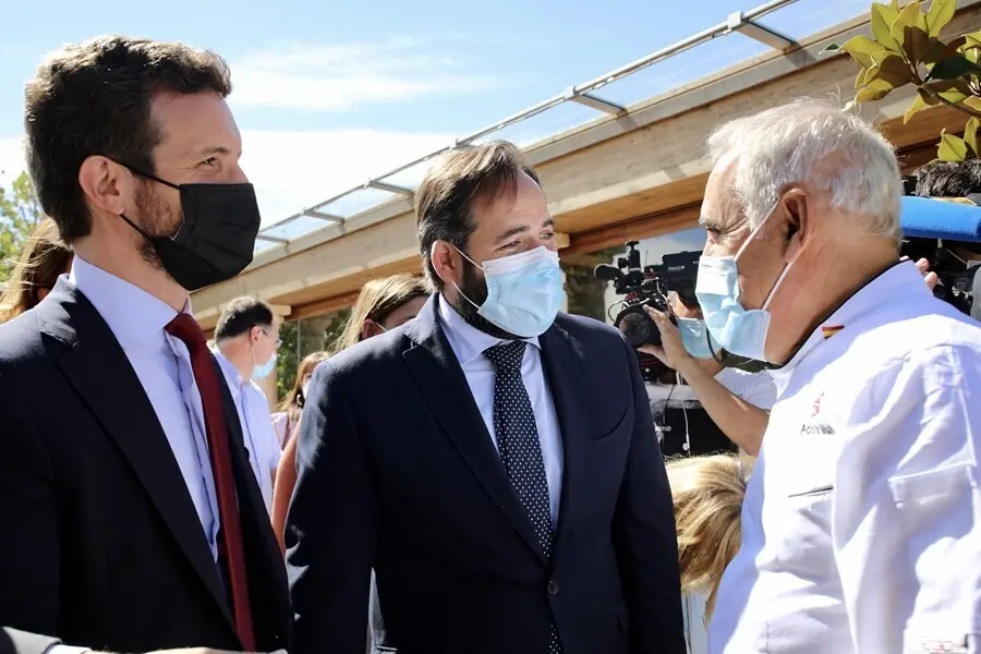 El l&iacute;der del PP,  Pablo Casado, junto al presidente del PP en Castilla-La Mancha, Paco N&uacute;&ntilde;ez, en unas jornadas sobre despoblaci&oacute;n organizadas por la Fundaci&oacute;n Concordia y Libertad. En Toledo, a 12 de julio de 2021.