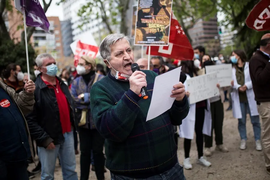 Archivo - Manifestaci&oacute;n de investigadores y trabajadores del sector cient&iacute;fico frente al Ministerio de Ciencia e Innovaci&oacute;n contra la reforma de la Ley de Ciencia el pasado 15 de abril, promovida por la Coordinadora Marea Roja de la Investigaci&oacute;n