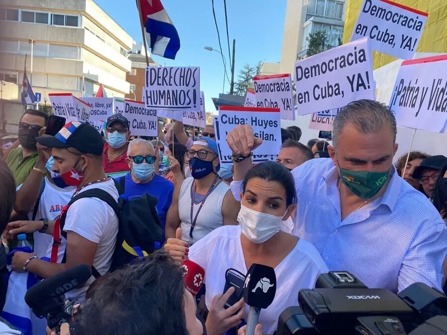 La portavoz de Vox en la Asamblea de Madrid, Roc&iacute;o Monasterio, y su hom&oacute;logo en el Ayuntamiento de la capital, Javier Ortega Smith, durante una concentraci&oacute;n en apoyo del pueblo cubano frente a la embajada de la isla en Madrid.