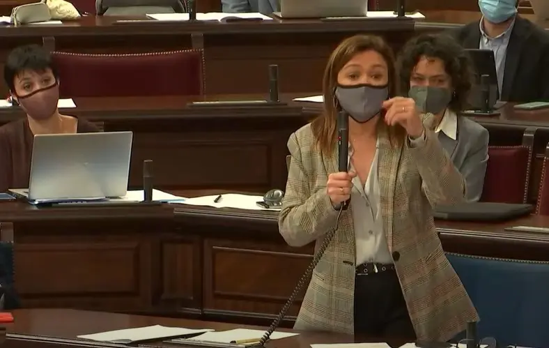 Archivo - La consellera de Presidencia, Funci&oacute;n P&uacute;blica e Igualdad, Mercedes Garrido, en el pleno del Parlament. Archivo.