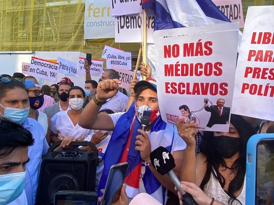 Manifestantes contra el r&eacute;gimen cubano de Castro se han reunido este jueves para reclamar un pa&iacute;s "libre de comunistas" y visibilizar la "masacre" que se est&aacute; produciendo con las &uacute;ltimas protestas en Cuba