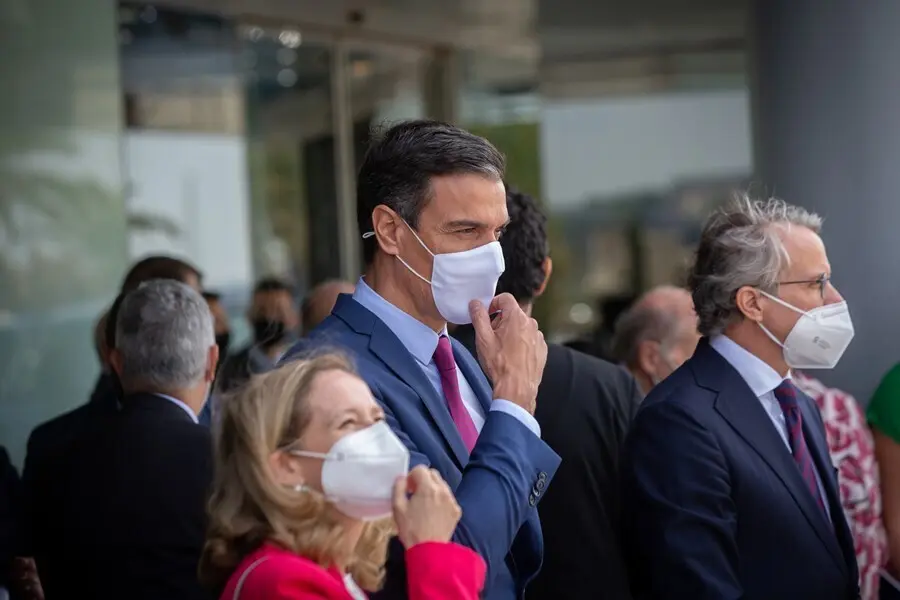 (I-D) La vicepresidenta segunda del Gobierno y ministra de Asuntos Econ&oacute;micos, Nadia Calvi&ntilde;o, el presidente del Gobierno, Pedro S&aacute;nchez y el presidente del Cercle d'Economia, Javier Faus, a su llegada a la tercera sesi&oacute;n de la XXXVI Reuni&oacute;n del Cercle d'E