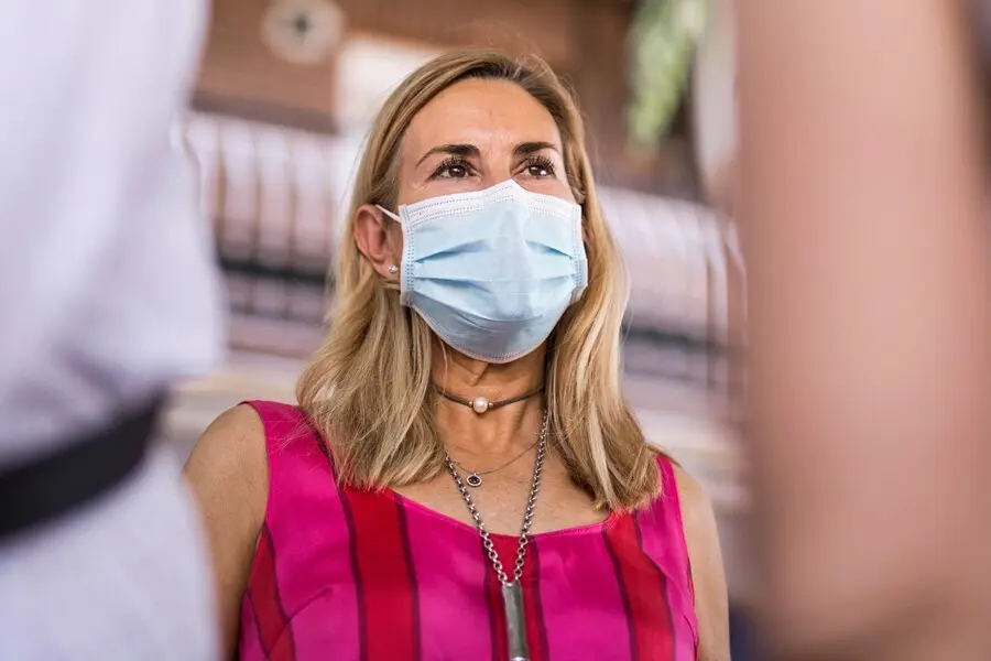 Archivo - La vicesecretaria de Organizaci&oacute;n del PP, Ana Beltr&aacute;n, durante una visita a una mesa de recogida de firmas contra los indultos a los presos del &lsquo;proc&eacute;s&rsquo; en Puente de Vallecas, a 9 de junio de 2021, en Madrid (Espa&ntilde;a).