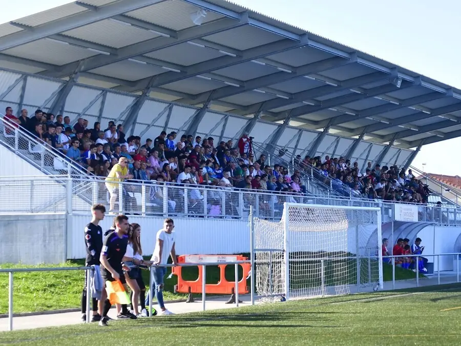 Gradas del campo de f&uacute;tbol de Soto de la Marina