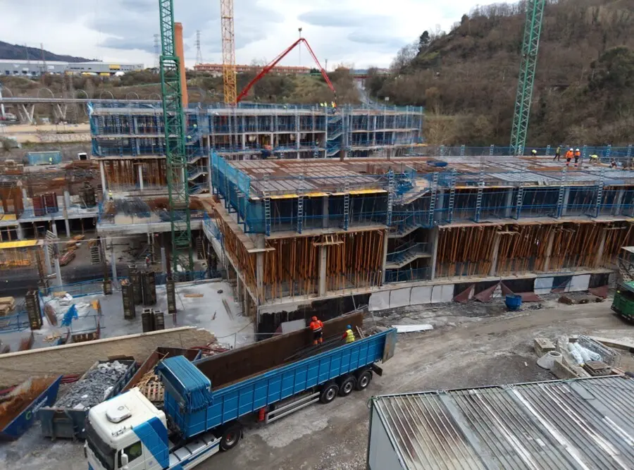 Archivo - Obras de construcci&oacute;n de viviendas en Bilbao