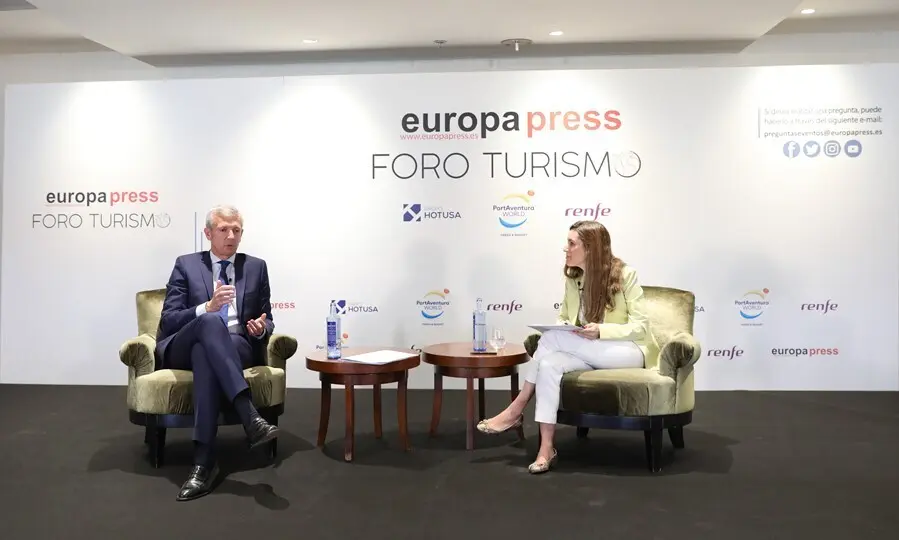 El Vicepresidente Primero de la Xunta de Galicia, Alfonso Rueda (i), conversa junto a la directora de Desarrollo de Negocio de Europa Press, Candelas Mart&iacute;n de Cabiedes Arranz (d), en el Foro Turismo de Europa Press