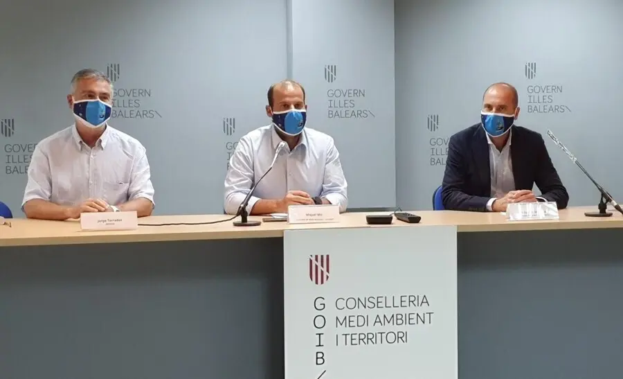 El doctor del grupo de investigaci&oacute;n del IMEDEA Jorge Terrados; el conseller de Medioambiente y Territorio, Miquel Mir, y el delegado de Red El&eacute;ctrica Espa&ntilde;ola, Eduardo Maynau