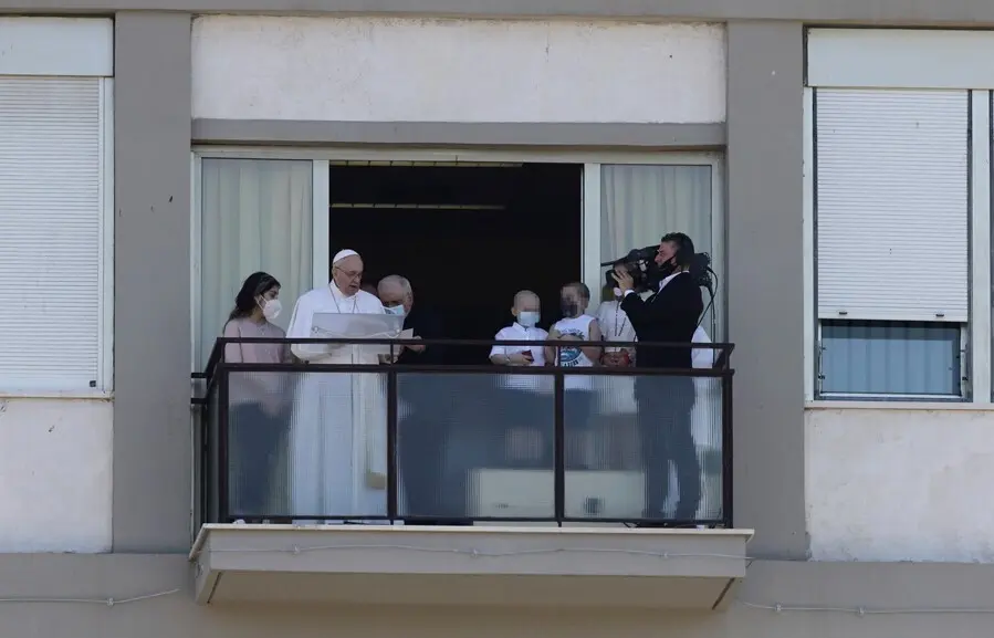 El papa Francisco, durante el rezo del &aacute;ngelus, desde el hospital Policlinico Gemelli.