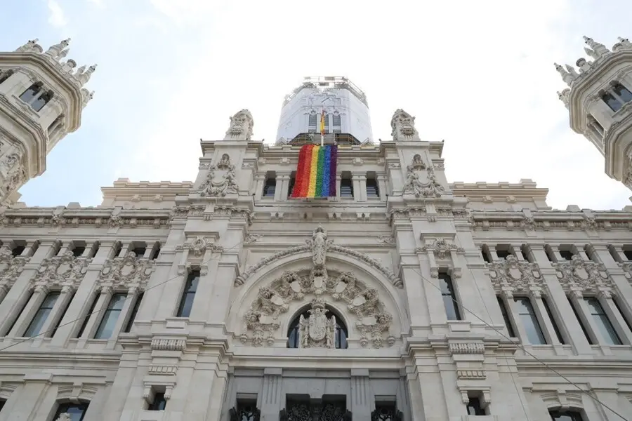 Archivo - Palacio de Cibeles con la bandera arco&iacute;ris