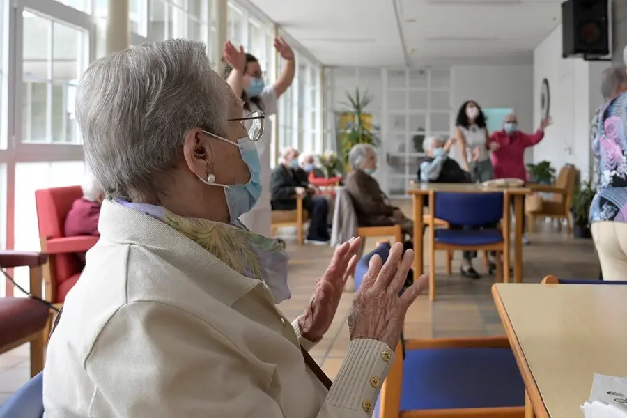 Varios ancianos en una de las salas de la Residencia de mayores de Carballo, a 19 de junio de 2021, en A Coru&ntilde;a, Galicia (Espa&ntilde;a). La Xunta de Galicia ha decidido levantar las restricciones activadas en el &uacute;ltimo a&ntilde;o y medio en residencias y centros de d&iacute;