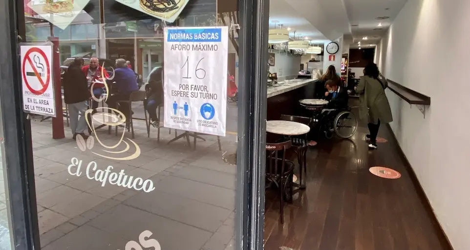 Un establecimiento de hosteler&iacute;a en el centro de Santander con un cartel de aforo limitado. / HARDY